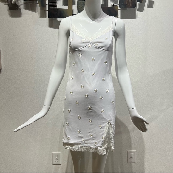 MOTEL Rocks Daisy Bodycon Dress in White Daisy Embroidered Mini Size M - Picture 6 of 12